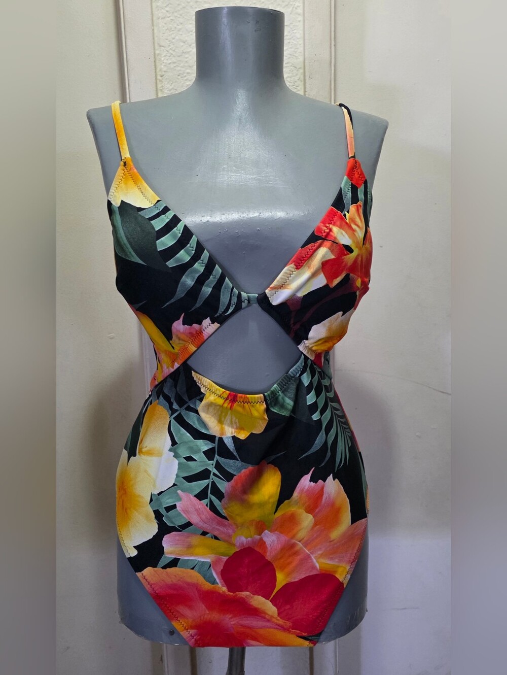 Shade & Shore Womens One Piece Swimsuit Swimwear Black Tropical Size Large. Nwt.